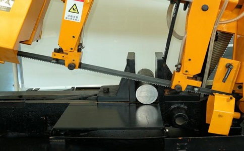 为什么说对切割精度要求不高的可以选择半自动贵溪立式带锯床？